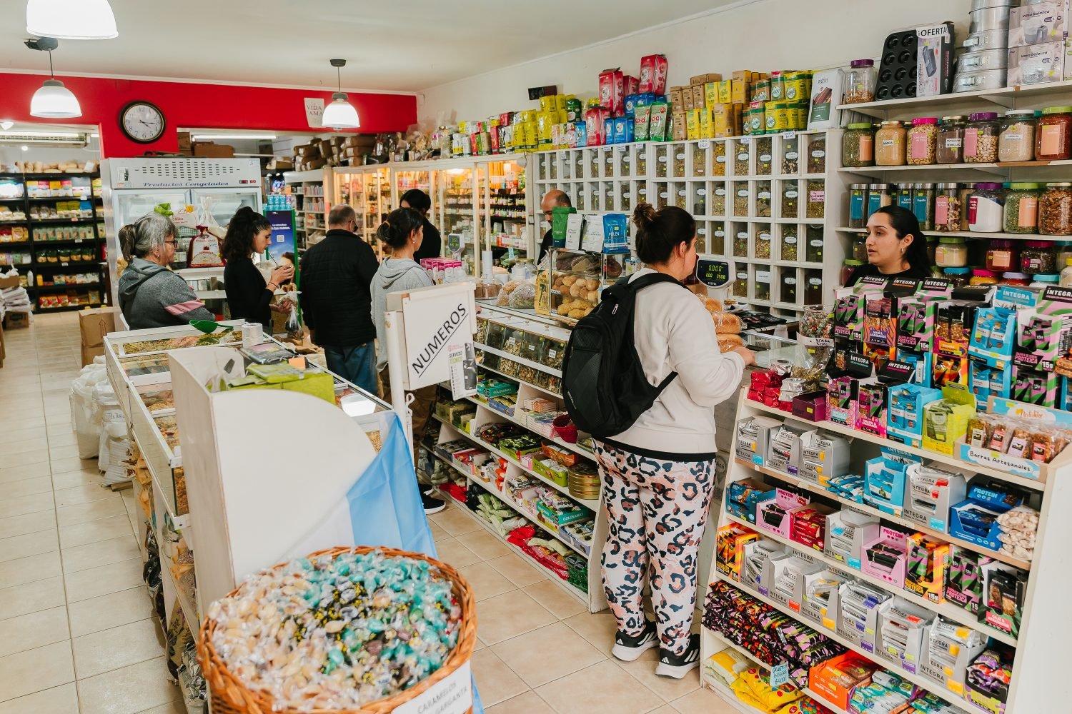 El local de Vida Sana en Gualeguay, con clientes comprando
